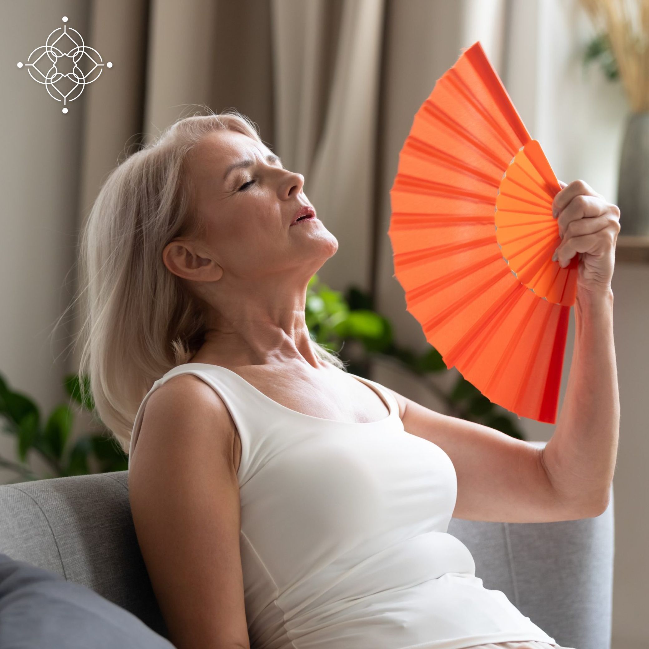 Mujer abanicándose por sofocos