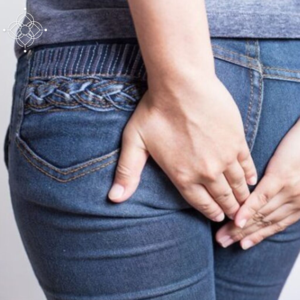 mujer cubriendo su trasero para no expulsar pedos