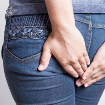 mujer cubriendo su trasero para no expulsar pedos