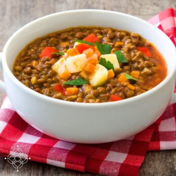 plato de lentejas con vegetales
