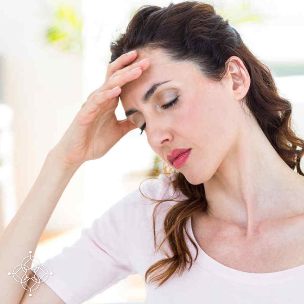 Mujer mayor llevandose la mano a la cabeza por sofocos menopausia