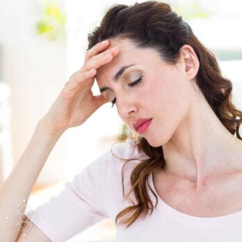 Mujer mayor llevandose la mano a la cabeza por sofocos menopausia